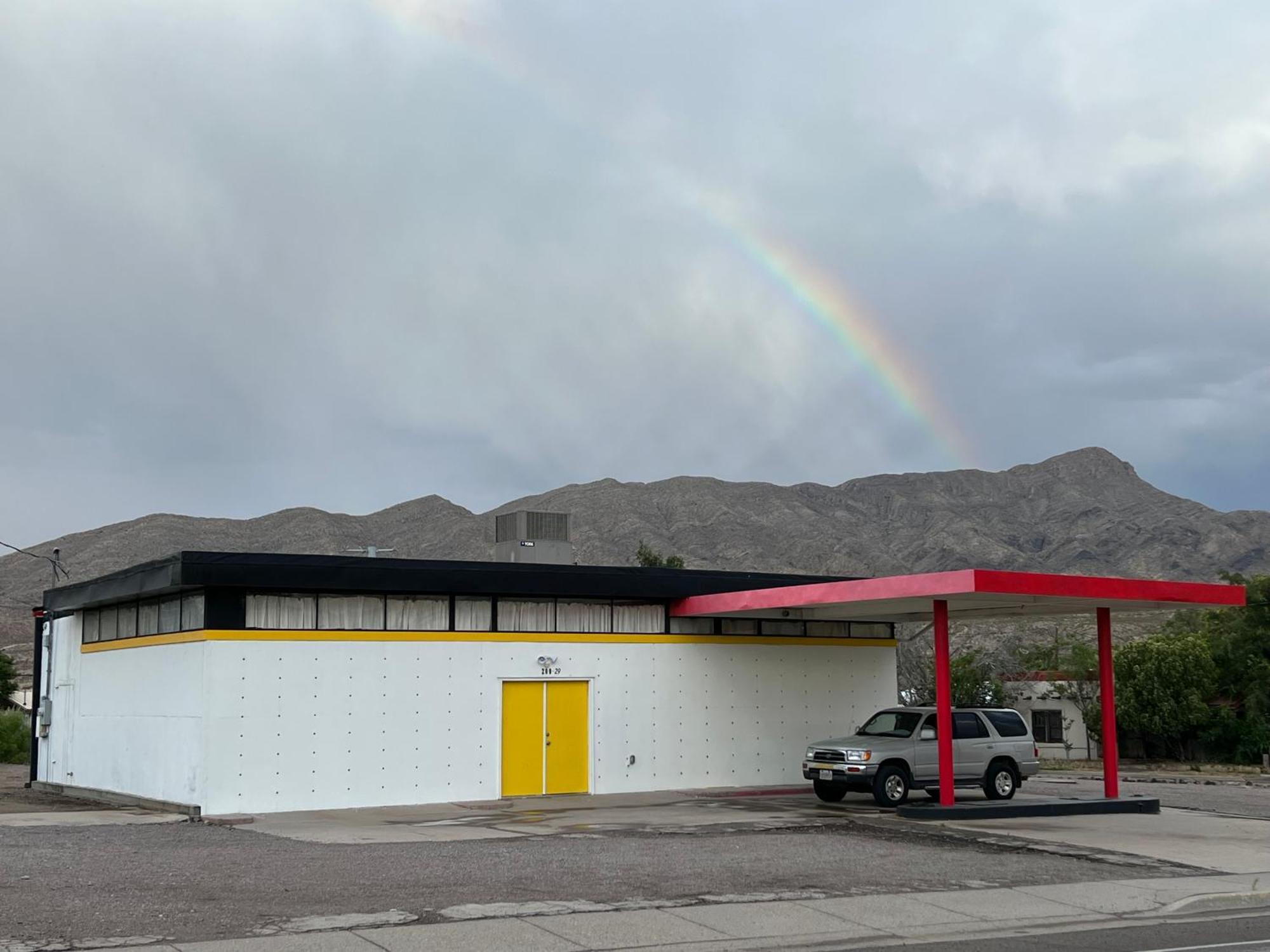 Space Castle: A 1950S Gas Station Transformed Into An Art Themed Wonderland Truth or Consequences Extérieur photo