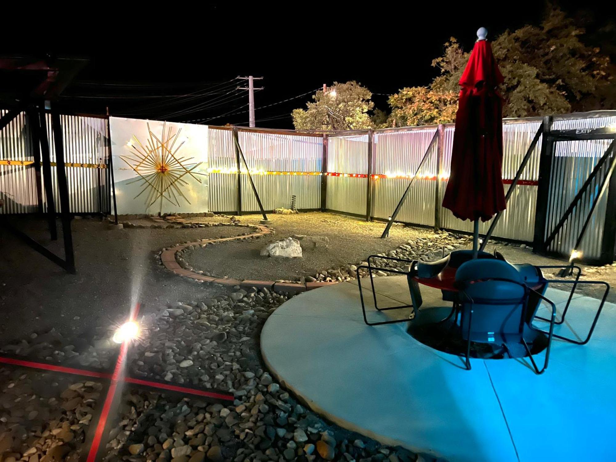 Space Castle: A 1950S Gas Station Transformed Into An Art Themed Wonderland Truth or Consequences Extérieur photo